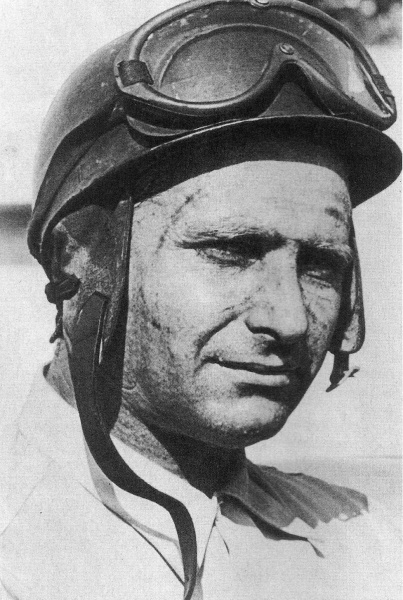 Juan Manuel Fangio (*24. Juni 1911, †17. Juli 1995), Quelle: Unbekannt, Lizenz: Public domain