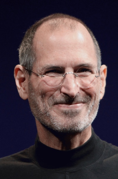 Steve Jobs (*24. Februar 1955, †05. Oktober 2011), Quelle: MetalGearLiquid, based on File:Steve_Jobs_Headshot_2010-CROP.jpg made by Matt Yohe, Lizenz: CC BY-SA 3.0